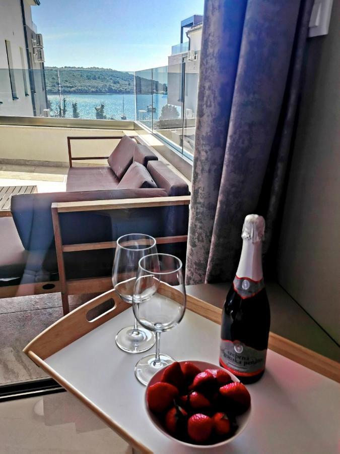 Black Pearl - Luxury Seaside App With Pool & Bbq, Istra Banjole Esterno foto