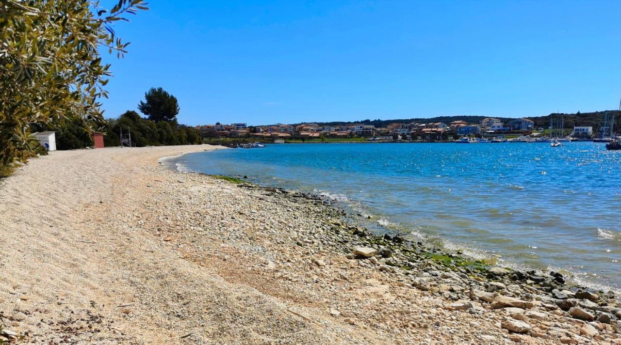 Black Pearl - Luxury Seaside App With Pool & Bbq, Istra Banjole Esterno foto
