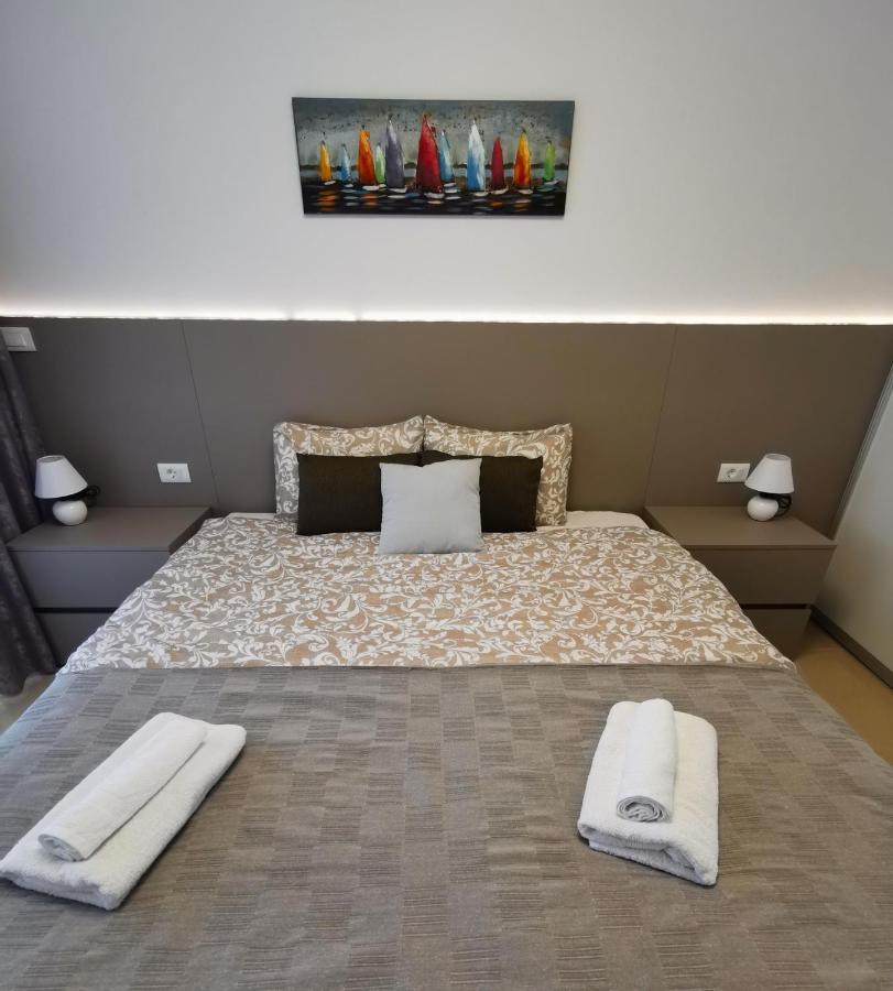 Black Pearl - Luxury Seaside App With Pool & Bbq, Istra Banjole Esterno foto