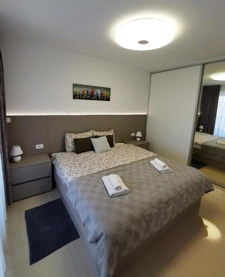 Black Pearl - Luxury Seaside App With Pool & Bbq, Istra Banjole Esterno foto