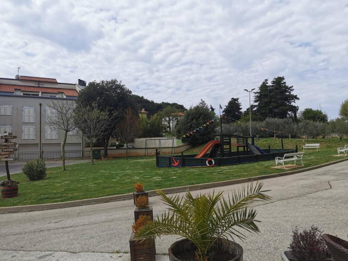 Black Pearl - Luxury Seaside App With Pool & Bbq, Istra Banjole Esterno foto