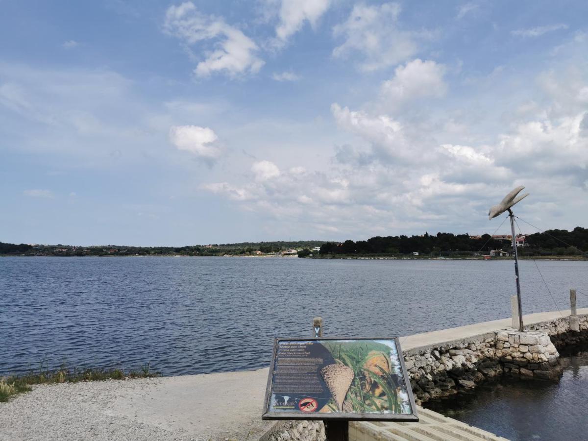 Black Pearl - Luxury Seaside App With Pool & Bbq, Istra Banjole Esterno foto